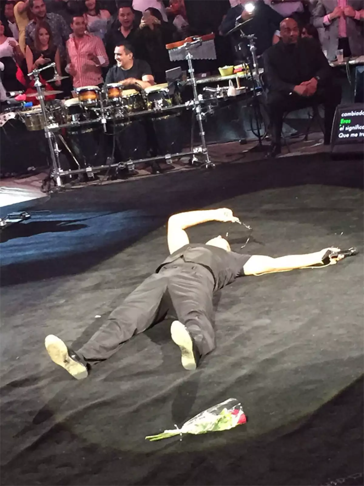 El cantante no pudo con la emoción y se tiró al piso.
