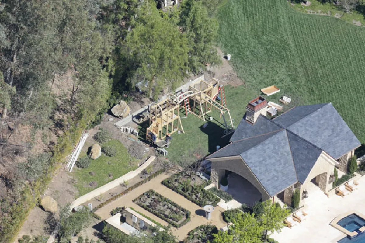 En esta nueva, la famosa pareja le mandó construir a North un gran playground.