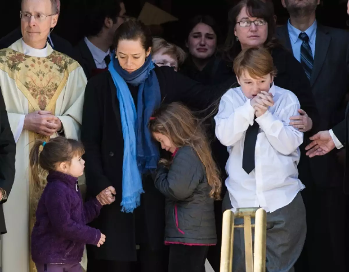 Con su muerte, su familia quedó desolada. Tallulah, Willa y Cooper, acompañados de su madre en el funeral de su papá.