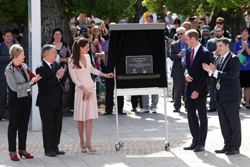 Los Duques tienen angenda llena en sus días de gira. Más tarde develaron la placa en la que quedó registrado el nombre del Príncipe George para una plaza pública.