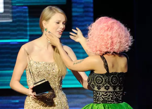 En 2011 Taylor entregó el premio a Mejor Video para Nicki Minaj.