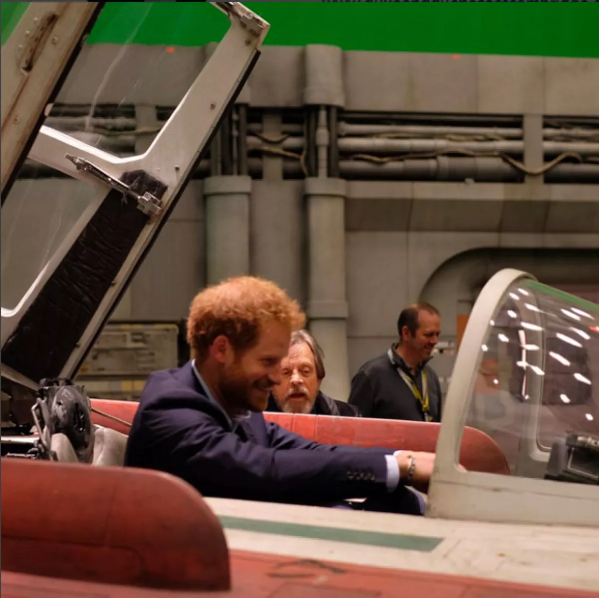 Hasta que Luke Skywalker le enseñara cómo abordr una nave espacial a Harry.