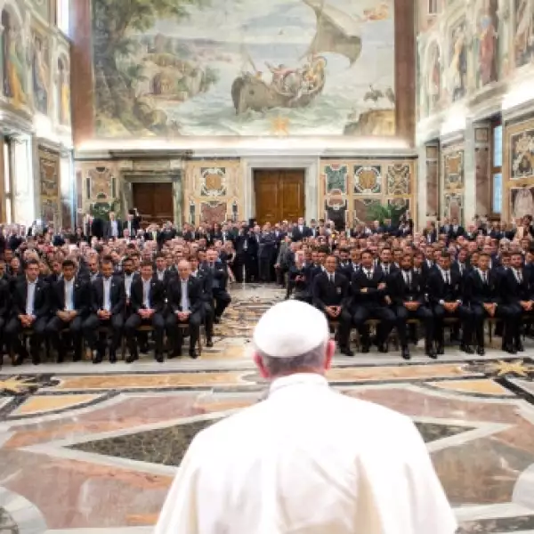 El papa Francisco recibe a futbolistas italianos y argentinos