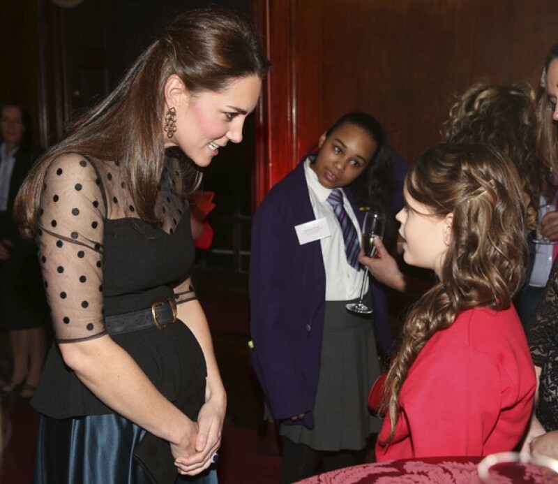 En un evento semi formal en el palacio de Kensington, Kate Middleton lució su cada vez más notoria pancita de embarazada.