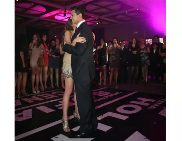 Peña Nieto durante le vals con Sofi. Al fondo Angélica muy emocionada viendo la escena.