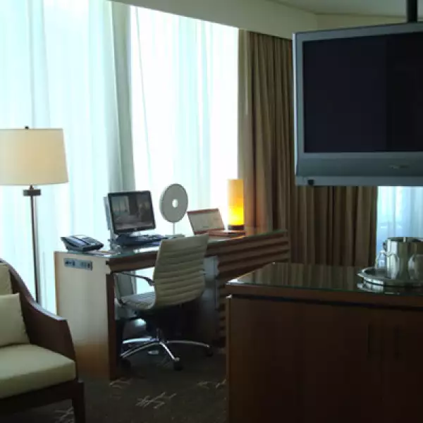 En los pisos 29 y 30 están las habitaciones y suites del nivel club, que tiene acceso exclusivo al lounge. Las habitaciones de estos niveles con vista a la ciudad empiezan en los 287 dólares y con vista a la bahía van desde los 327 dólares.