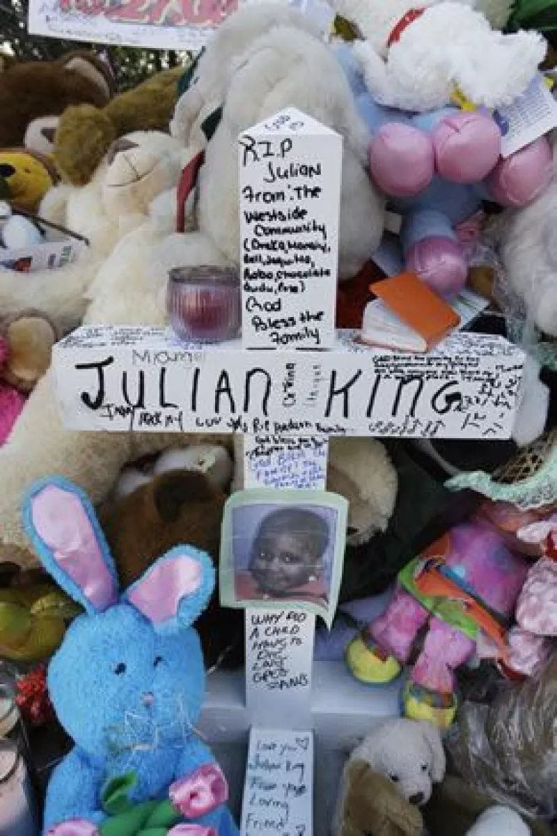 Julian King fue encontrado el lunes pasado dentro de un coche robado abandonado en una calle de Chicago, cuatro días después del asesinato de su madre y su tío.