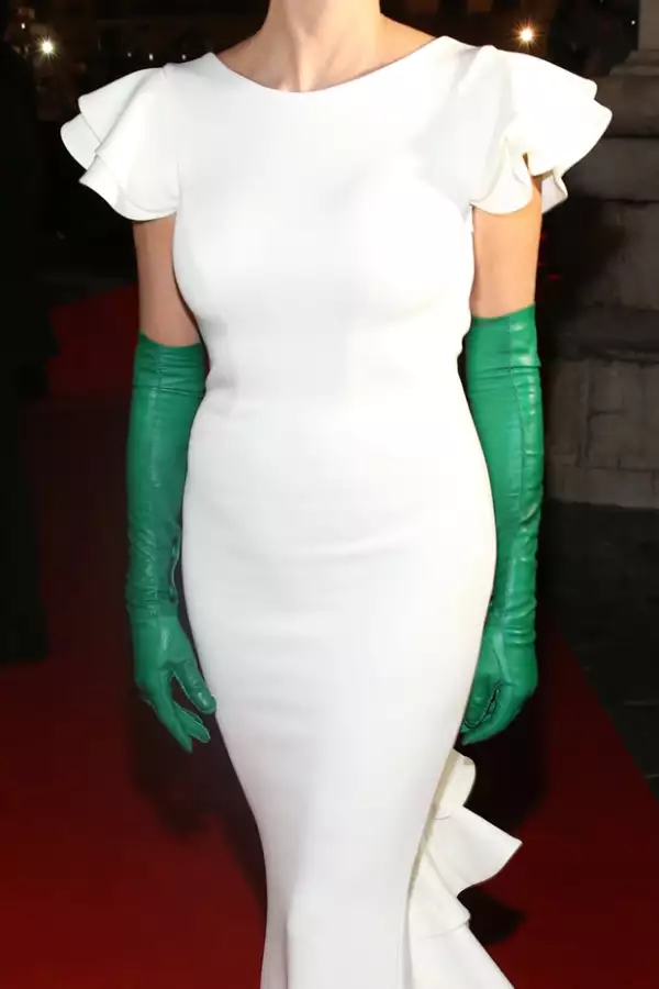 Sharon Stone usó unos guantes verdes de piel para la cena gala en Florencia.