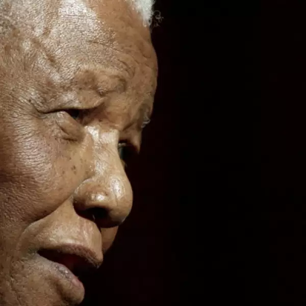 Los años que pasó tras las rejas hicieron que Mandela se convirtiera en el prisionero político más famoso del mundo y un líder de estatura sobrehumana para millones de sudafricanos negros que sufrieron bajo el régimen del apartheid, así como para otros op