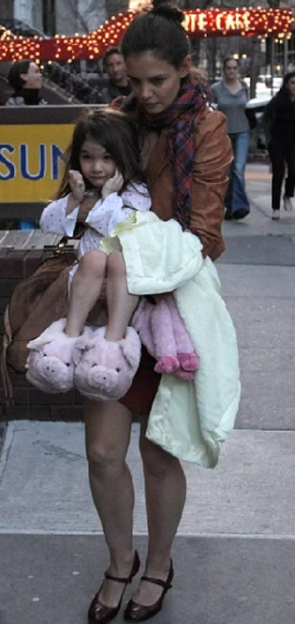 El mes pasado usó estas pantuflas en forma de cerditos para acompañar a su mamá al teatro.