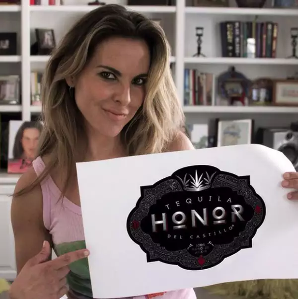 Kate, orgullosa, muestra a sus seguidores la etiqueta de su tequila.