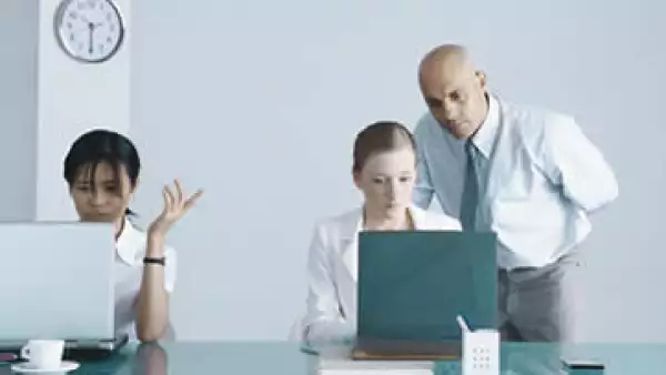 Un síndrome de las empresas desconfiadas es ver duplicado el trabajo. (Foto: iStock by Getty Images)