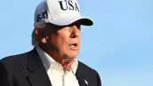 El presidente Donald Trump camina por el césped sur de la Casa Blanca en Washington, DC, el 15 de mayo de 2026. Trump está regresando de Beijing, donde se reunió con el presidente chino Xi Jinping para discutir acuerdos comerciales en varios sectores.