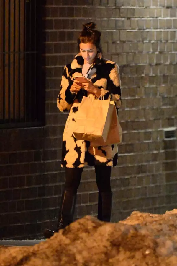 Irina lució relajada y con un outfit casual.