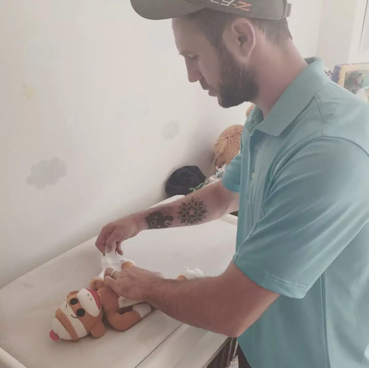 Tal parece que el jugador de Watford FC en Inglaterra ya está aprendiendo a cambiar pañales.