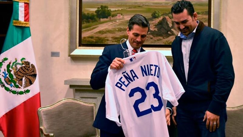 El presidente recibió una camiseta con su nombre, hecho que fue criticado en redes sociales.