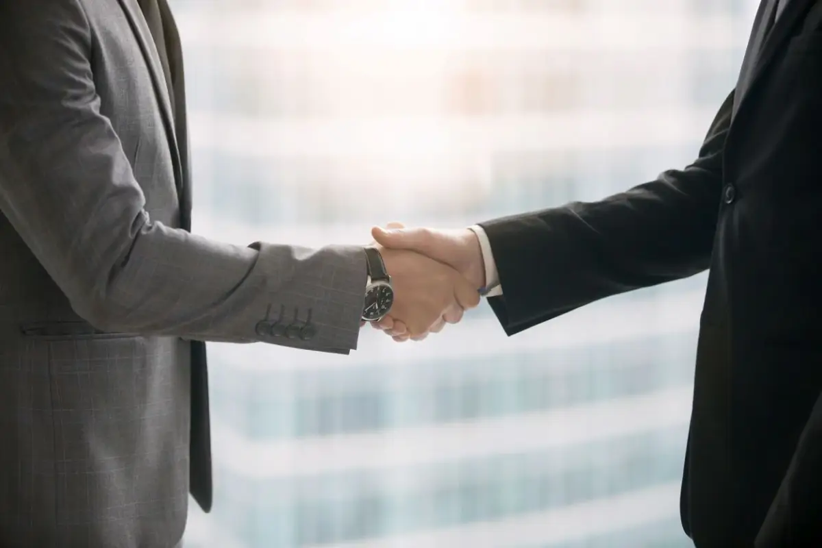 Nuevo dilema: el CEO y políticos controvertidos