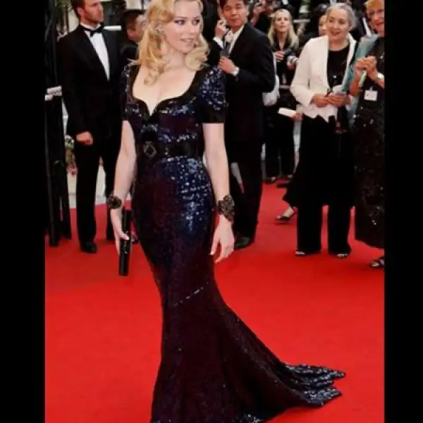 La actriz estadounidense Elizabeth Banks presumió un fabuloso escote y pasó por la alfombra roja para la proyección de la película `Eterna primavera´.