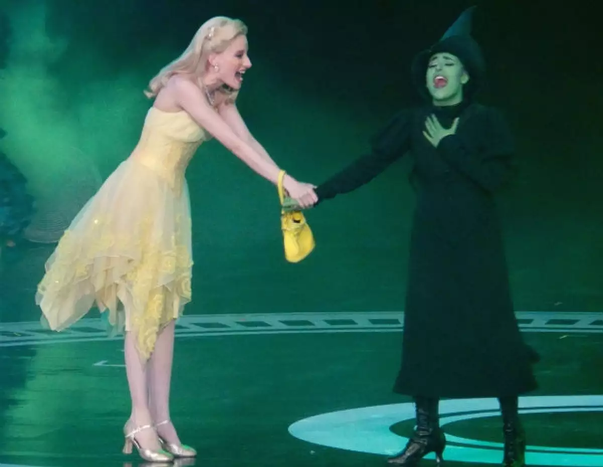 Cecilia de la Cueva y Danna Paola en el escenario del Auditorio Nacional.