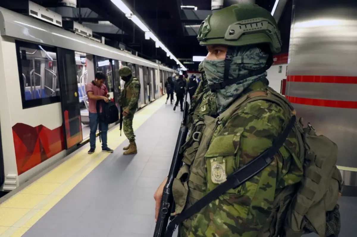 Las fuerzas de seguridad patrullan la estación de metro de El Labrador en Quito el 10 de enero de 2024, durante las operaciones de seguridad, mientras Ecuador permanece en estado de emergencia tras la fuga de la prisión de un peligroso jefe de narco.
