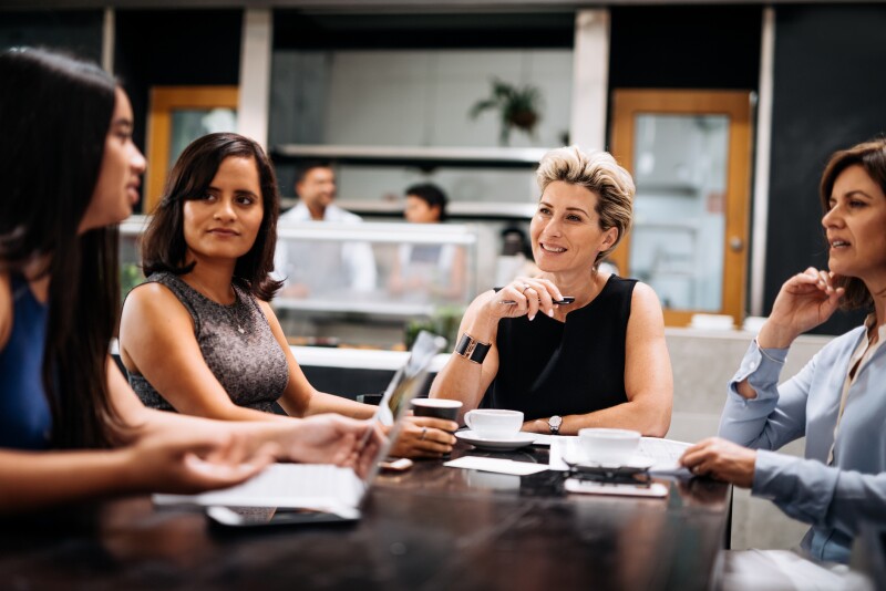Mujeres networking.