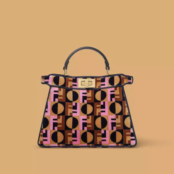 La nueva bolsa de Fendi inspirada en Emily in Paris será tu regalo perfecto para Navidad