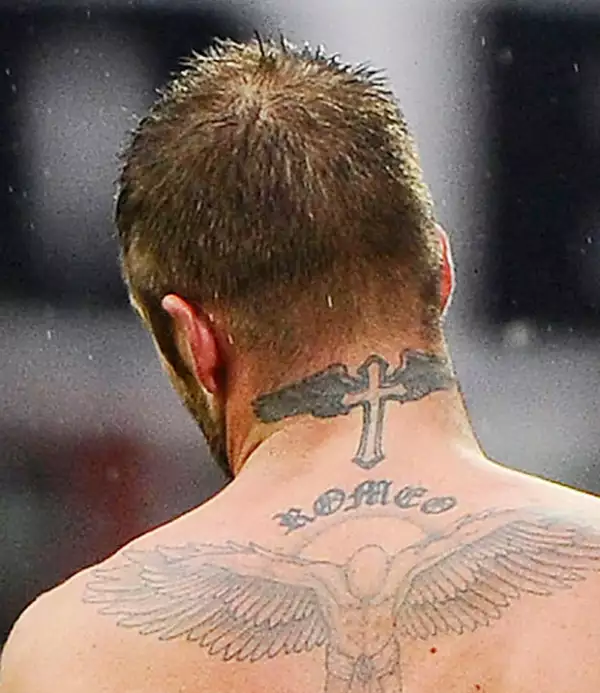 El nuevo tatuaje de Justin Bieber se parece un poco al tatuaje que tiene en el cuello de David Beckham.