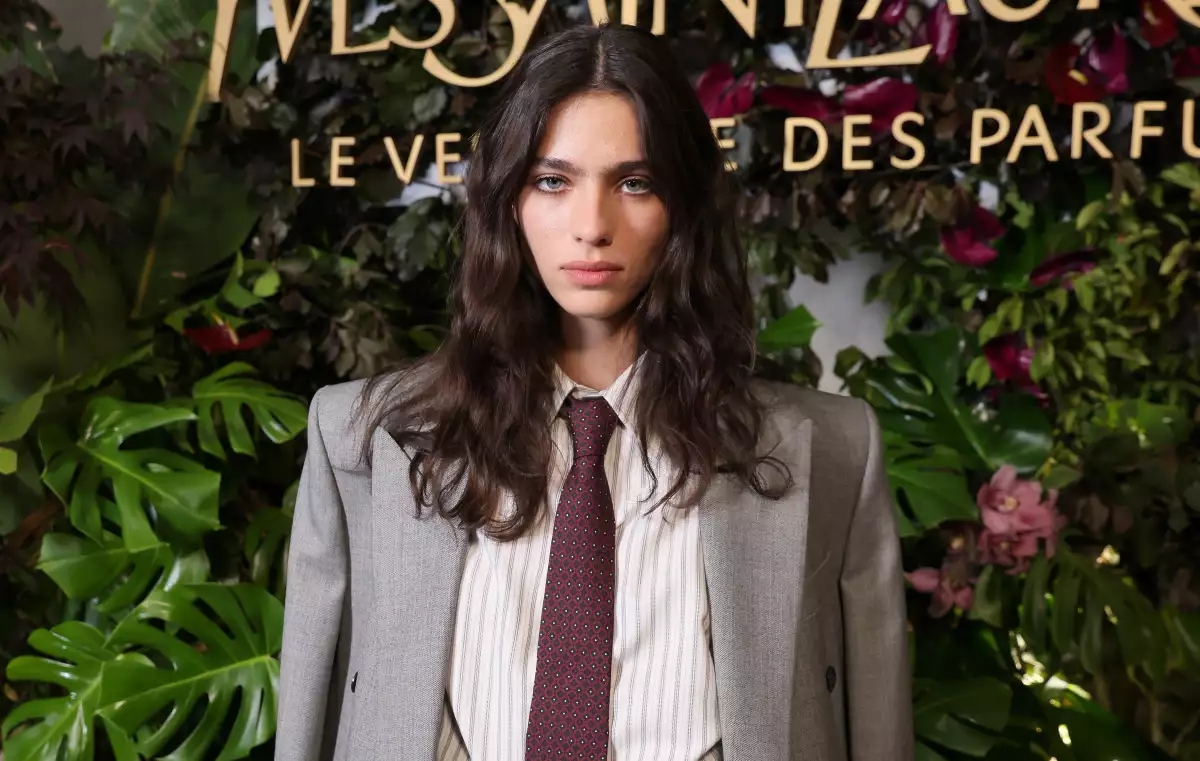 Foto de frente de la modelo francesa Loli Bahia a su llegada a una cena de Yves Saint Laurent en julio de 2025