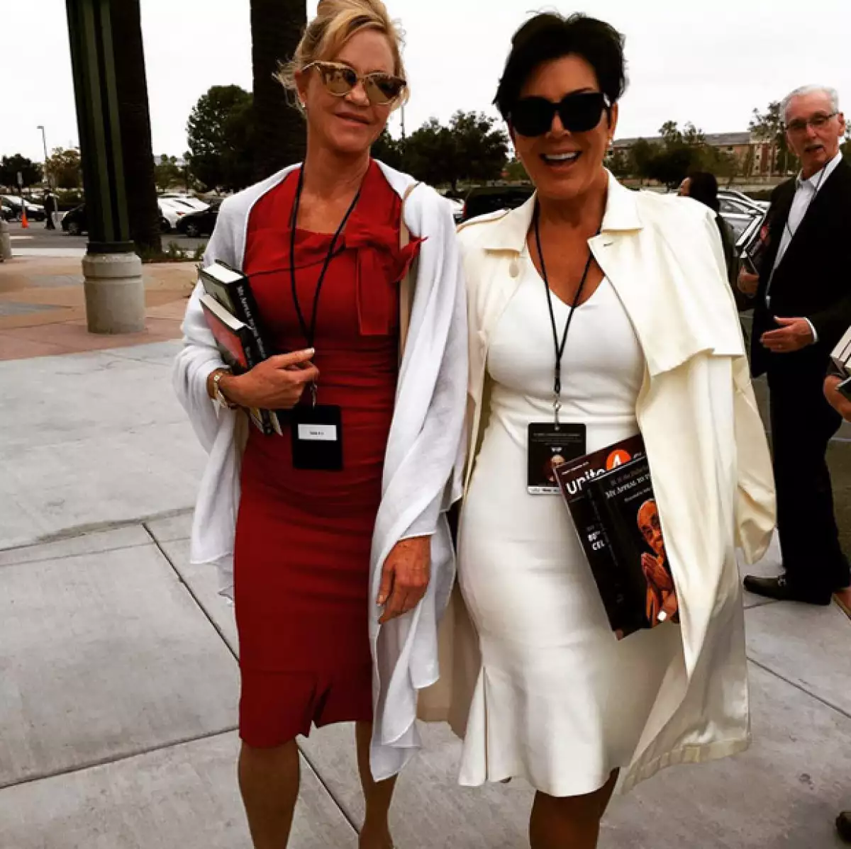 Kris y Melanie tras su salida del cumpleaños del líder budista.