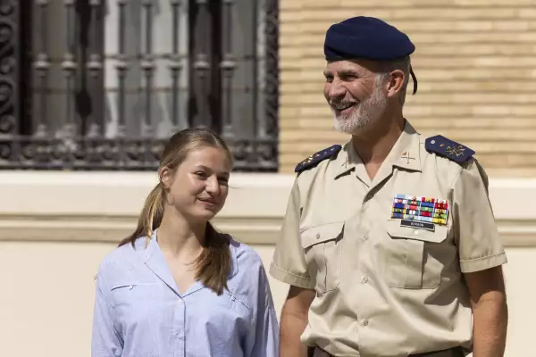 El Rey Feipe en uniforme militar despidiendo a Leonor
