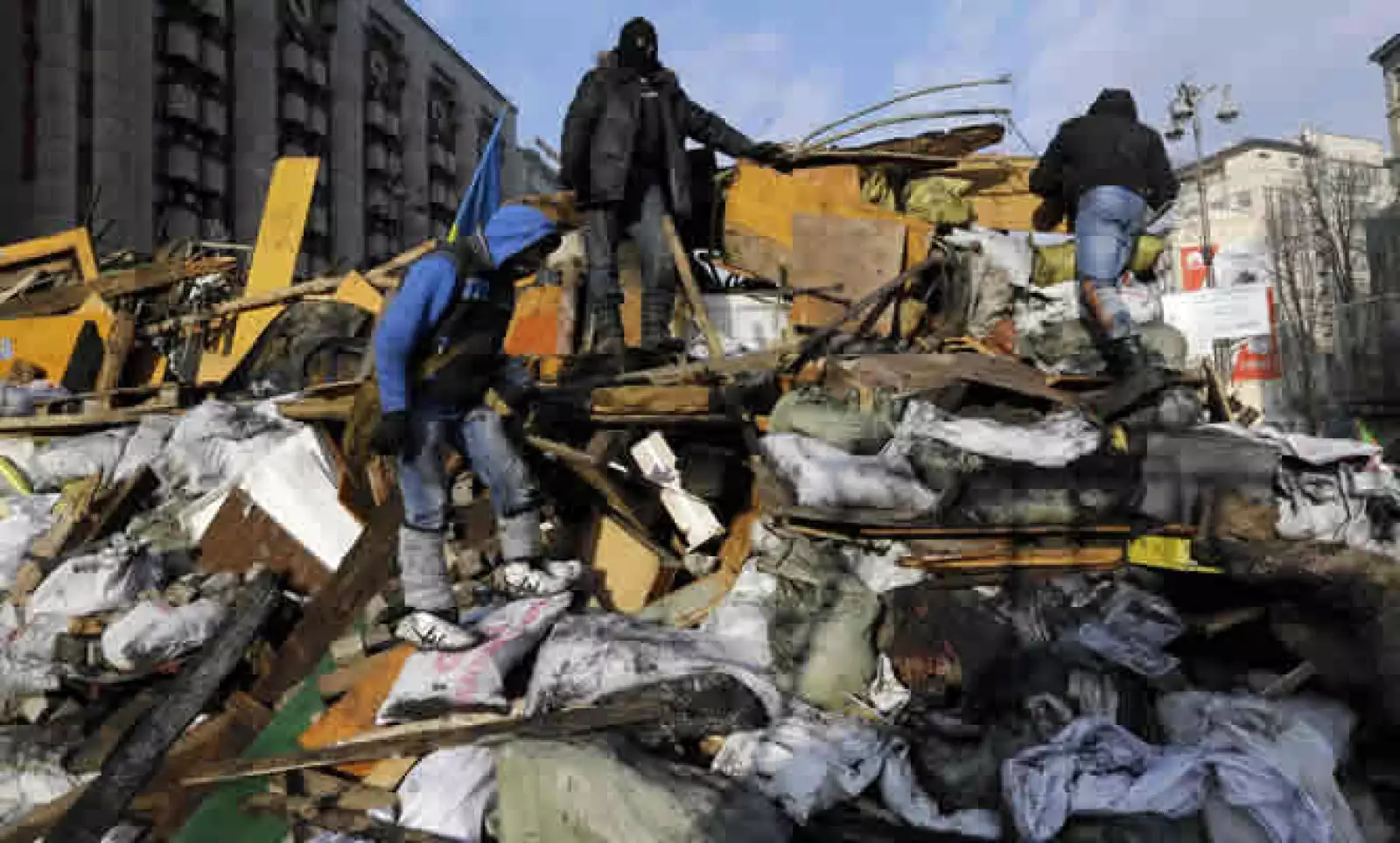 Ucrania es objeto de una puja geopolítica entre Moscú, que lo ve como un mercado y teme que las protestas lleguen a Rusia, y Occidente, que dice que los ucranianos deberían ser libres de optar por la reconciliación económica con la UE. &#8195;