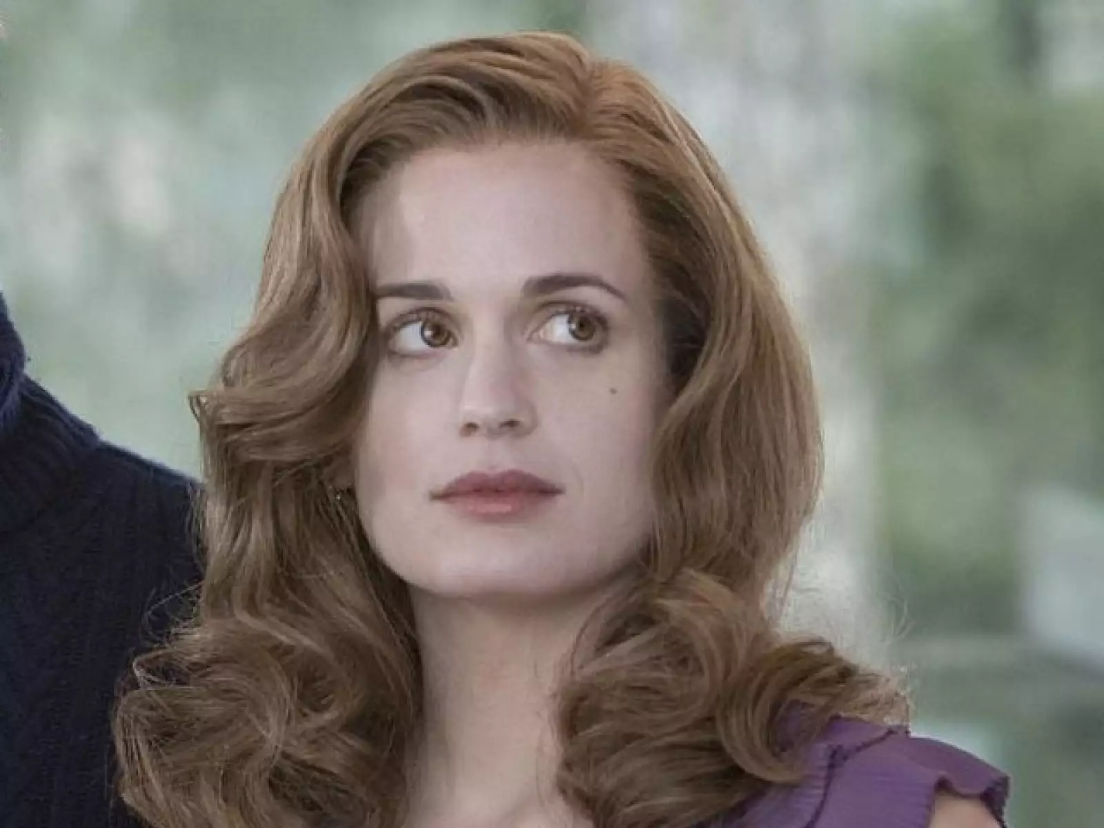 Esme Cullen interpretada por Elizabeth Rehacer. Mamá adoptiva de los Cullen, es sumamente amorosa y protectora con todos sus hijos. Se siente muy agradecida con Bella pues sufría porque que Edward era el único de la familia sin pareja, hasta que llegó ell