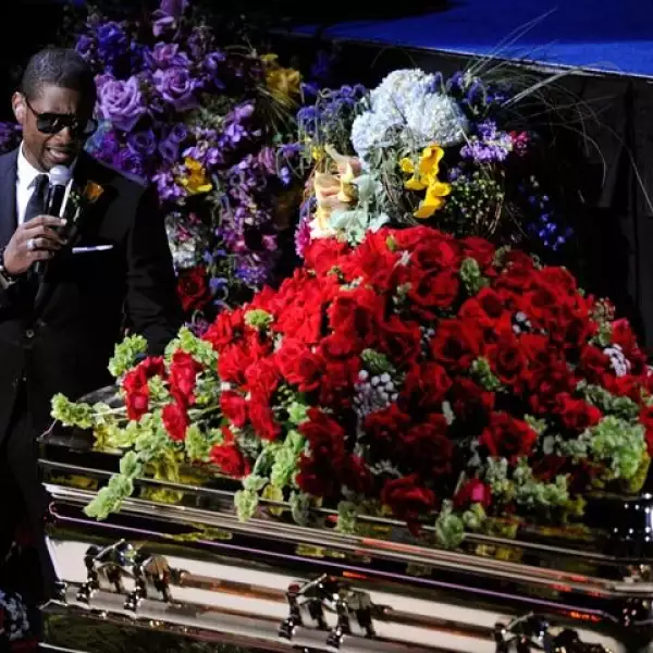 Visiblemente conmovido, Usher cantó al lado del féretro de Michael.