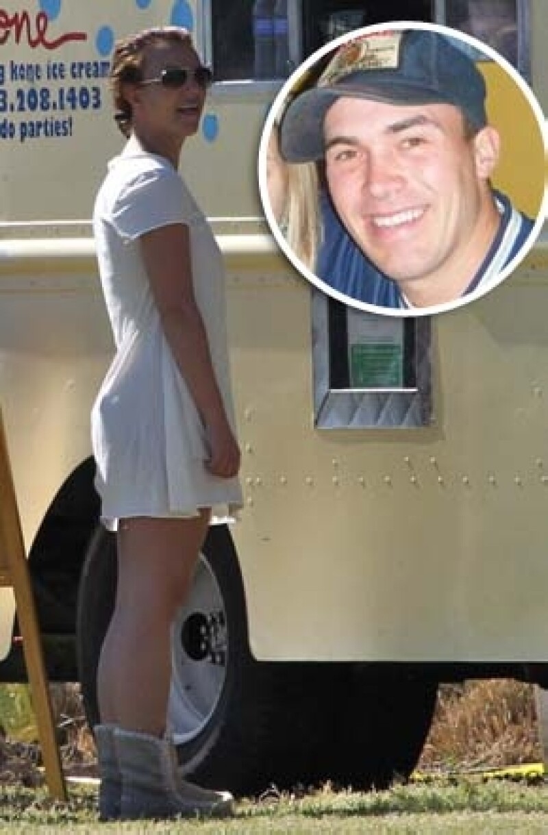 Aunque ya los habían visto juntos, esta vez los captaron saliendo de un spa y en un restaurante de comida mexicana. Y aunque no se muestran cariñosos, aseguran que Britney se ve divertida con él.