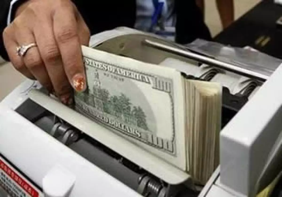 La previsión de que la Fed compre 500,000 mdd de deuda del Tesoro, ocasionó la caída del dólar. (Foto: Reuters)