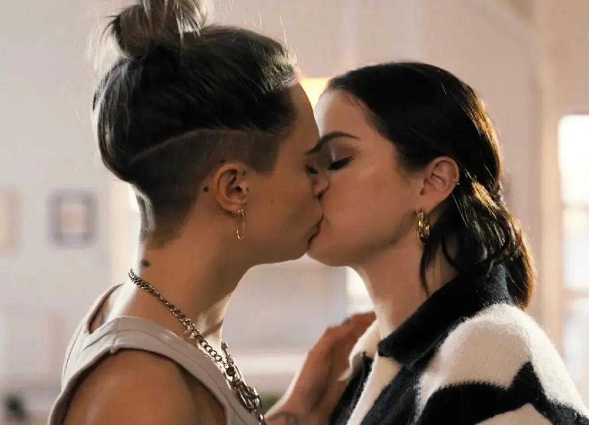 cara-delevigne-selena-gomez-beso.jpg