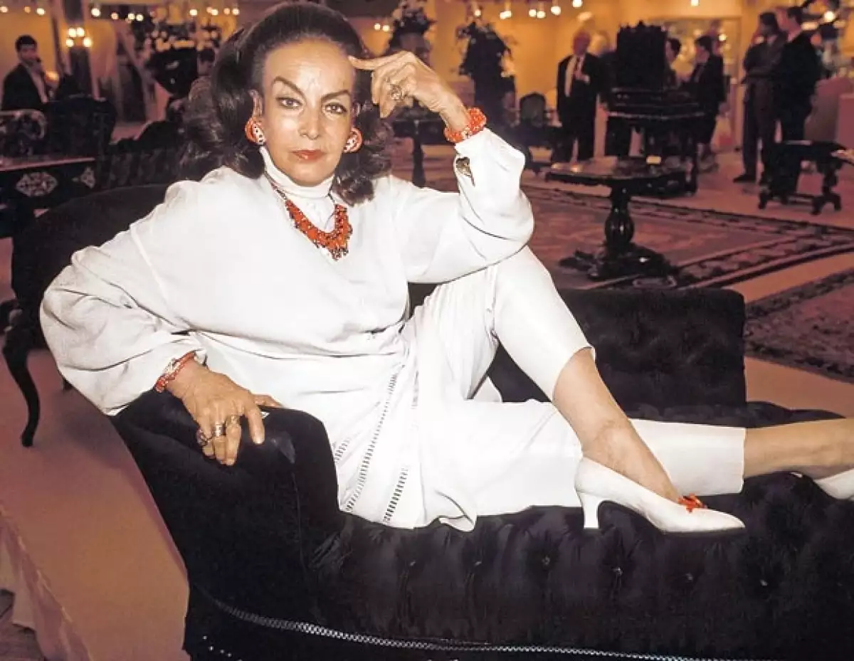 María en el París de 1990, en una venta de muebles de su colección Napoleón III.