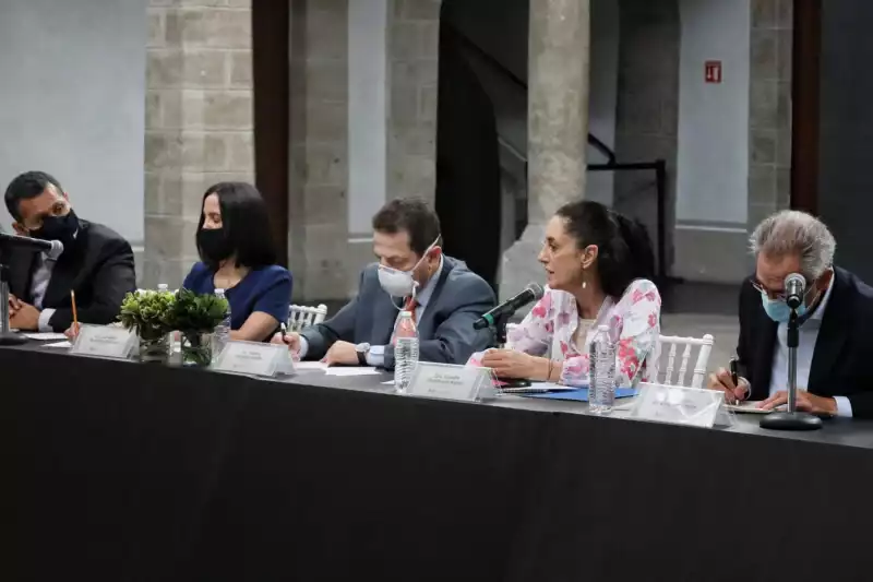 La jefa de gobierno de la CDMX, Claudia Sheinbaum Pardo y empresarios 