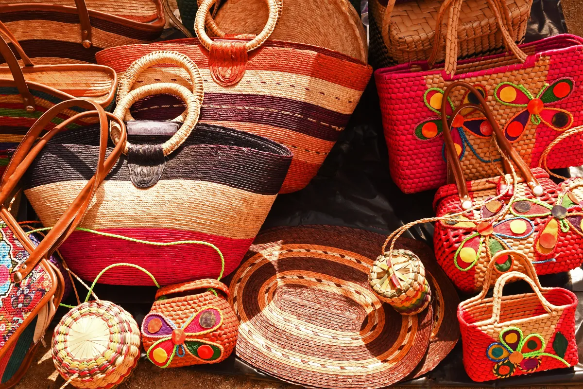 Numerous,Hand,Made,Mexican,Woven,Straw,Baskets,And,Purses,On
