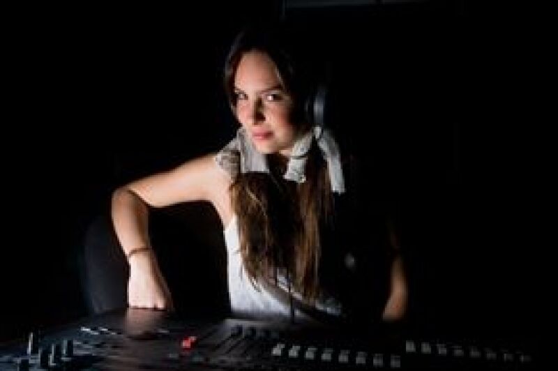 Publican imágenes de la cantante quitándose la blusa mientras sostenía una conversación por internet con su ex novio.