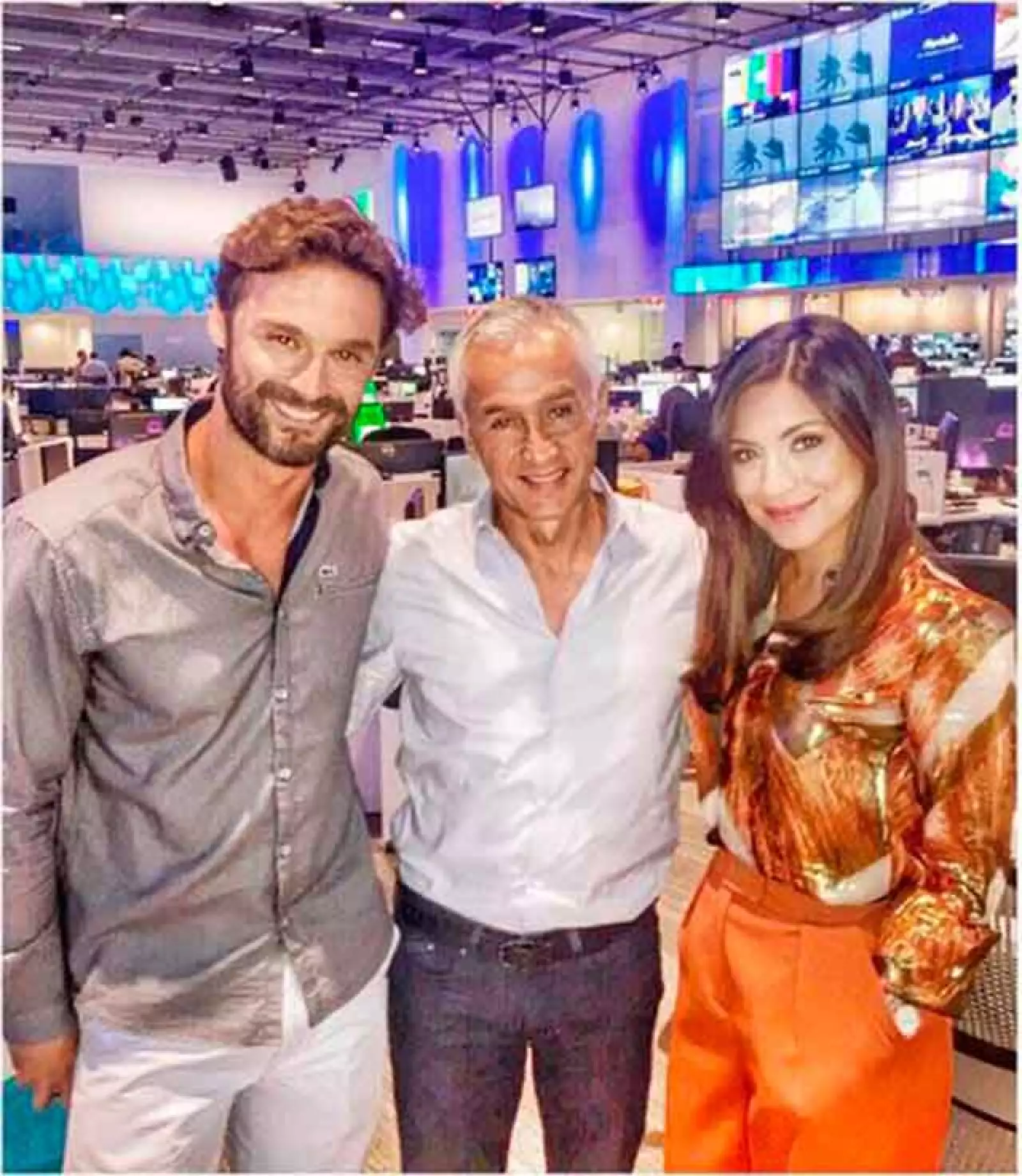 Posando junto al periodista Jorge Ramos.