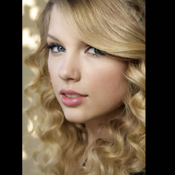 La cantante y compositora de música, Taylor Swift, country tiene una expresión facial muy dulce y tierna.