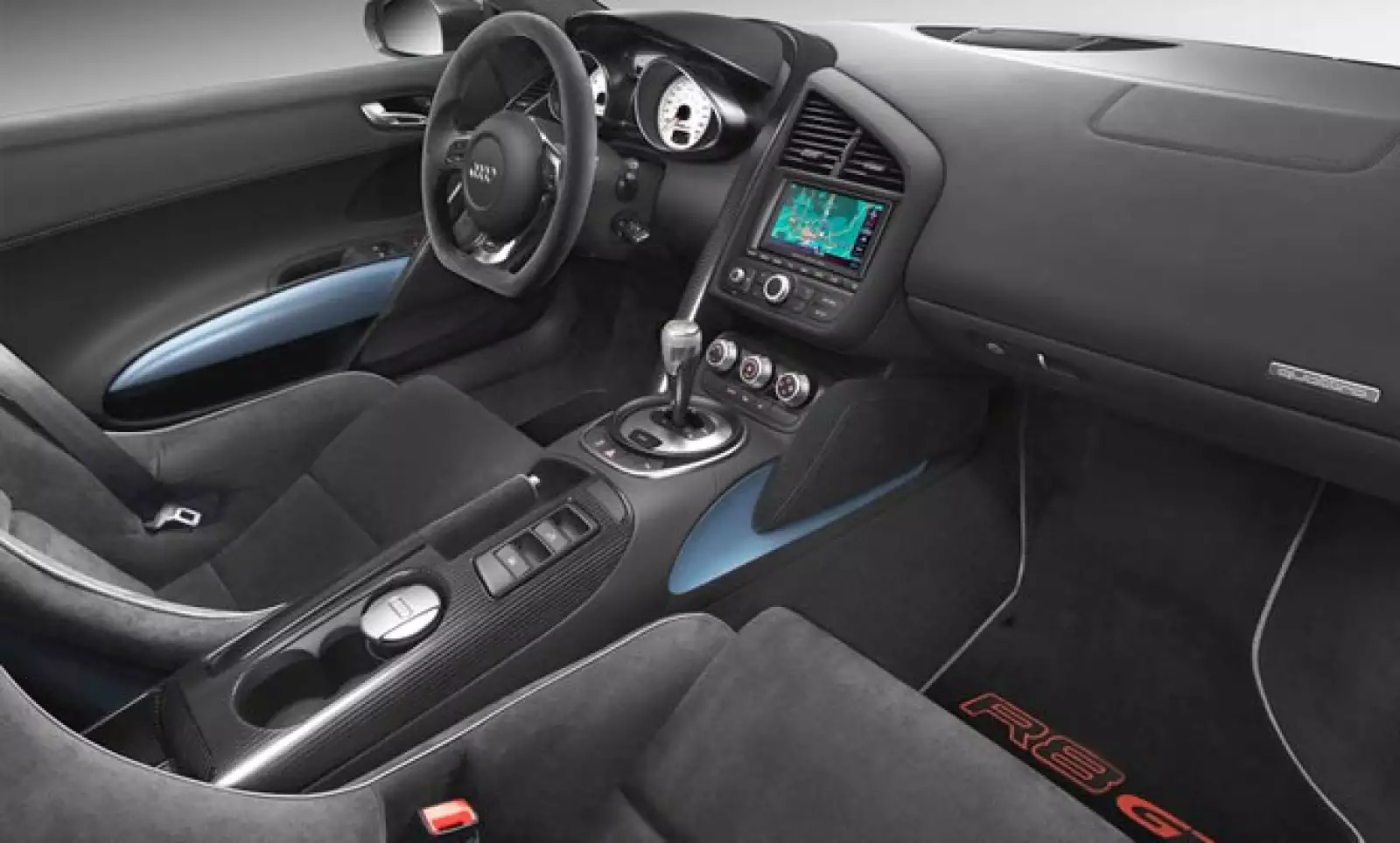 El sistema de audio está ‘patrocinado’ por la firma Bang & Olufsen, cuenta con Bluetooth y un micrófono en el cinturón de seguridad para poder mantener una conversación.