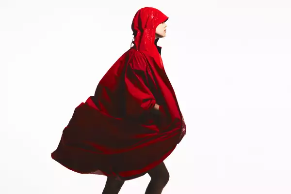 Foto de la top model Irina Shayk de perfil vistiendo una chamarra impermeable deportiva.