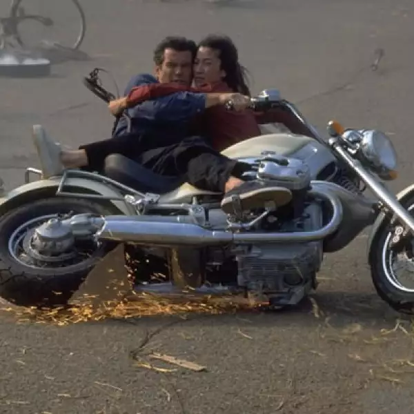 Porque no sólo de automóviles vive Bond, el espía más famoso del mundo también utilizó esta motocicleta de la firma alemana en la cinta ‘Tomorrow Never Dies’.