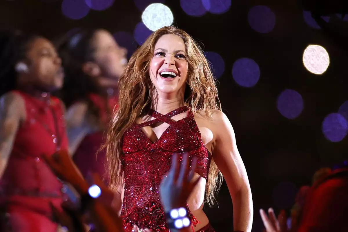 Shakira celebra con amigas y con sus fans el éxito de su nueva canción
