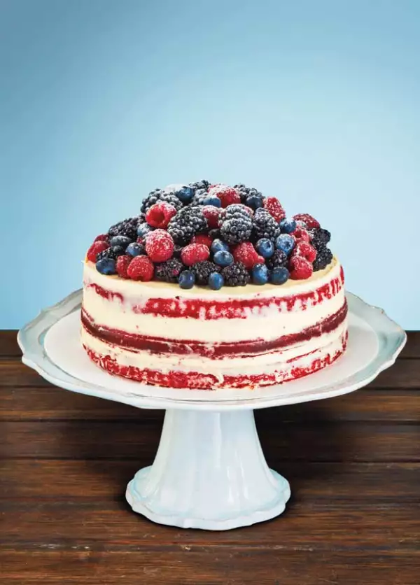 Red velvet con betún de queso crema y frutos rojos