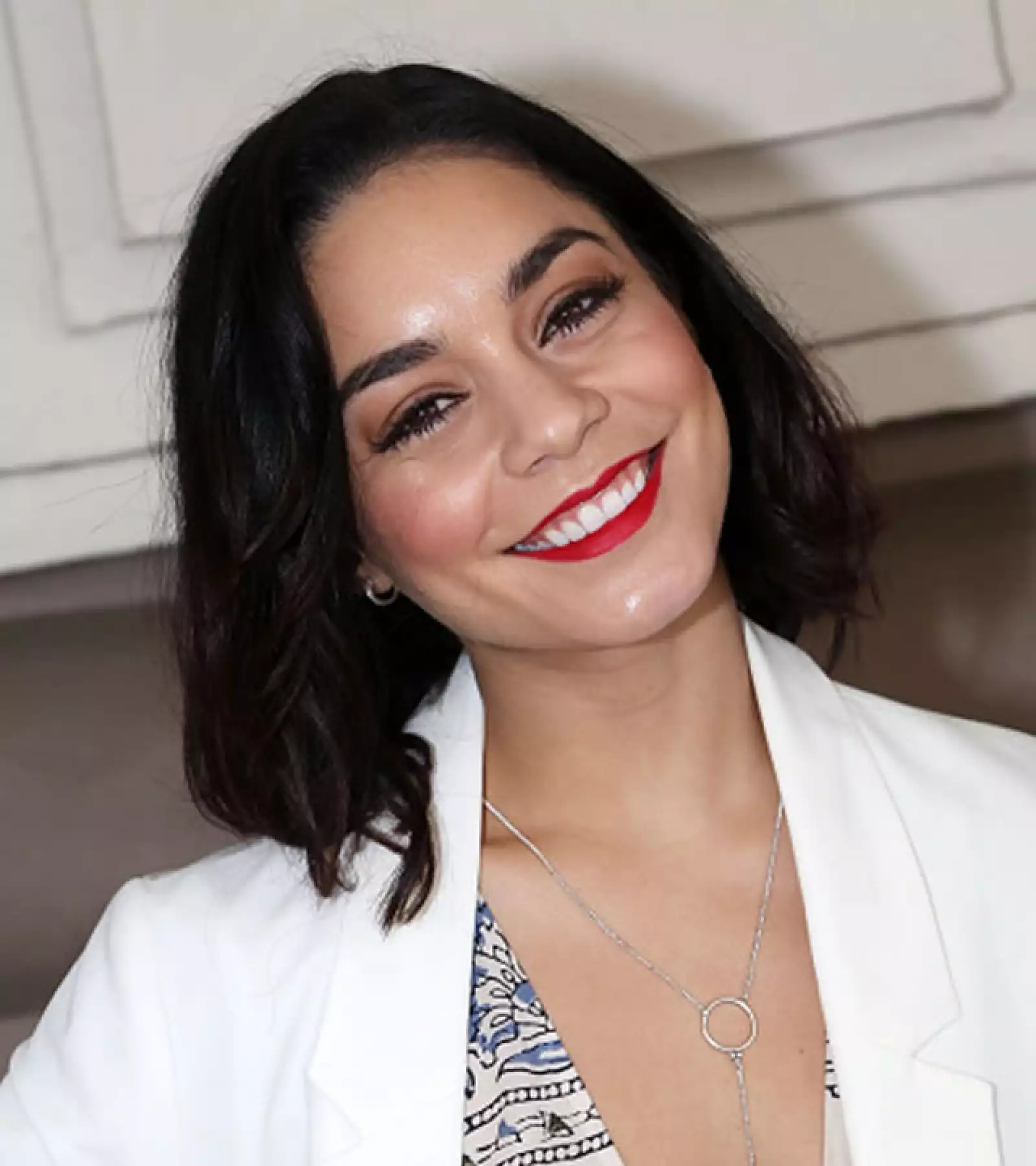 Vanessa Hudgens lució espectacular en el concierto Stars In the Alley en Nueva York. Remarcó sus labios con un rojo intenso y sus ojos con rímel y tonos cafés y beige.