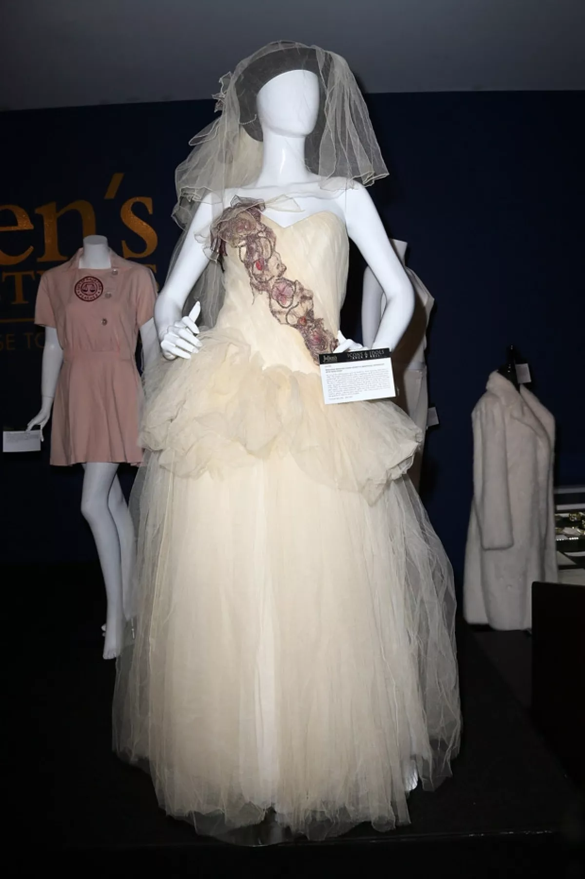 El vestido de bodas de la reina del pop fue el que tuvo más éxito en la subasta.