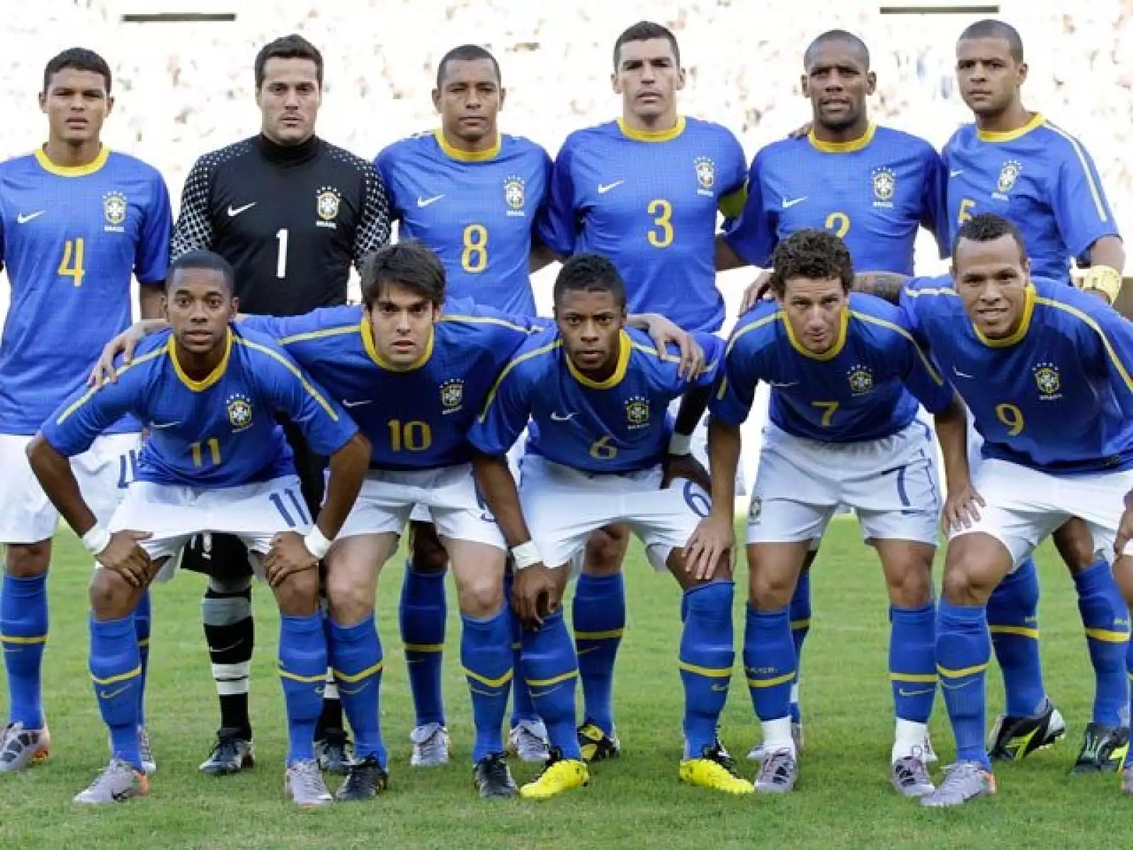 La selección brasileña pidió que se cubriera la piscina de su hotel, cuyas aguas deben mantenerse a 32ºC. El personal del hotel vestirá permanentemente la camiseta de Brasil y ya recibieron un cursillo básico de portugués.